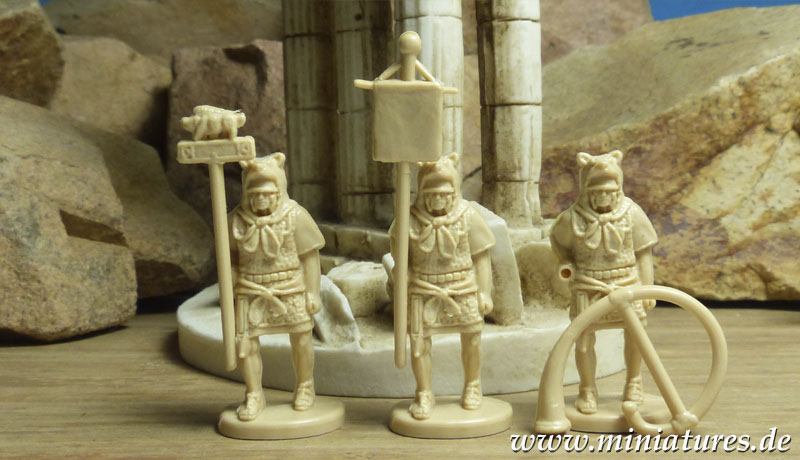 Roman Signifer, Vexillarius, and Cornicen, 1:72 HäT 8035.