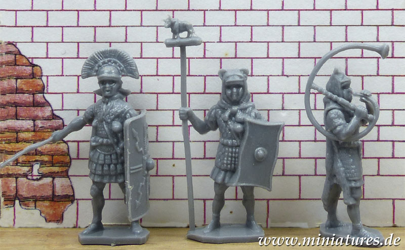 Roman Auxiliary Infantry Centurion, Sigfnifer, and Cornicen, 1:72 Zvezda 8052.
