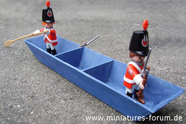 Playmobil 7675 English Redcoats manoeuvering a British Standard Pontoon.