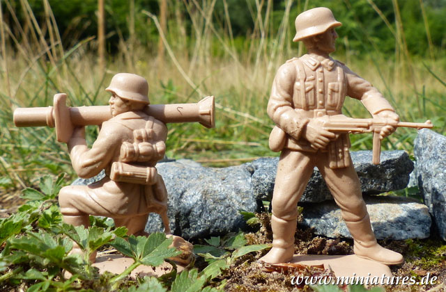 Panzerknacker with 8.8 cm RPzB 54 Panzerschreck and NCO with MP 40, 1:35 ESCI 5504.