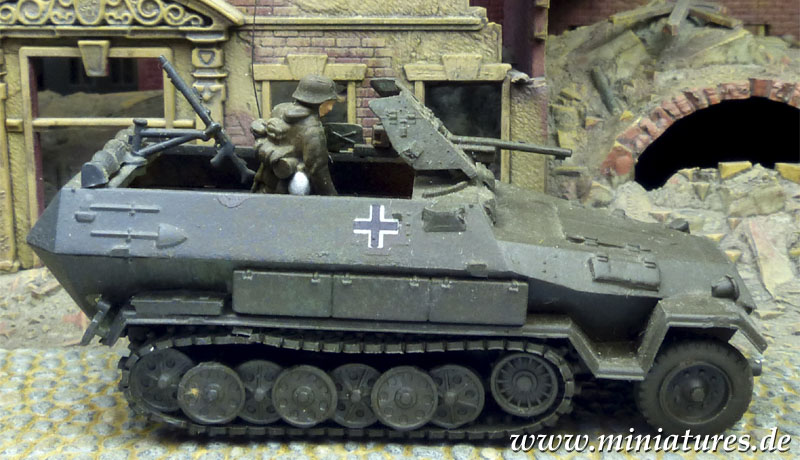 Medium Fire Support Vehicle, Sd.Kfz. 251/10 Ausf. B, 1:76 Fujimi 76006.