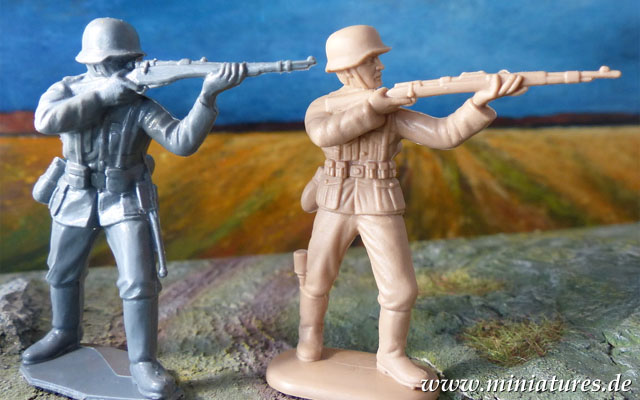 The Airfix 1:32 scale German infantryman is properly armed with the Karabiner 98 kurz standard service rifle, but his ESCI Kamerad has to make do with an obsolete Gewehr 98. Not that the ESCI soldier is not aiming, he is firing his Gewehr 98 like an 18th century flintlock musket, simply pointing it in the general direction of the enemy.